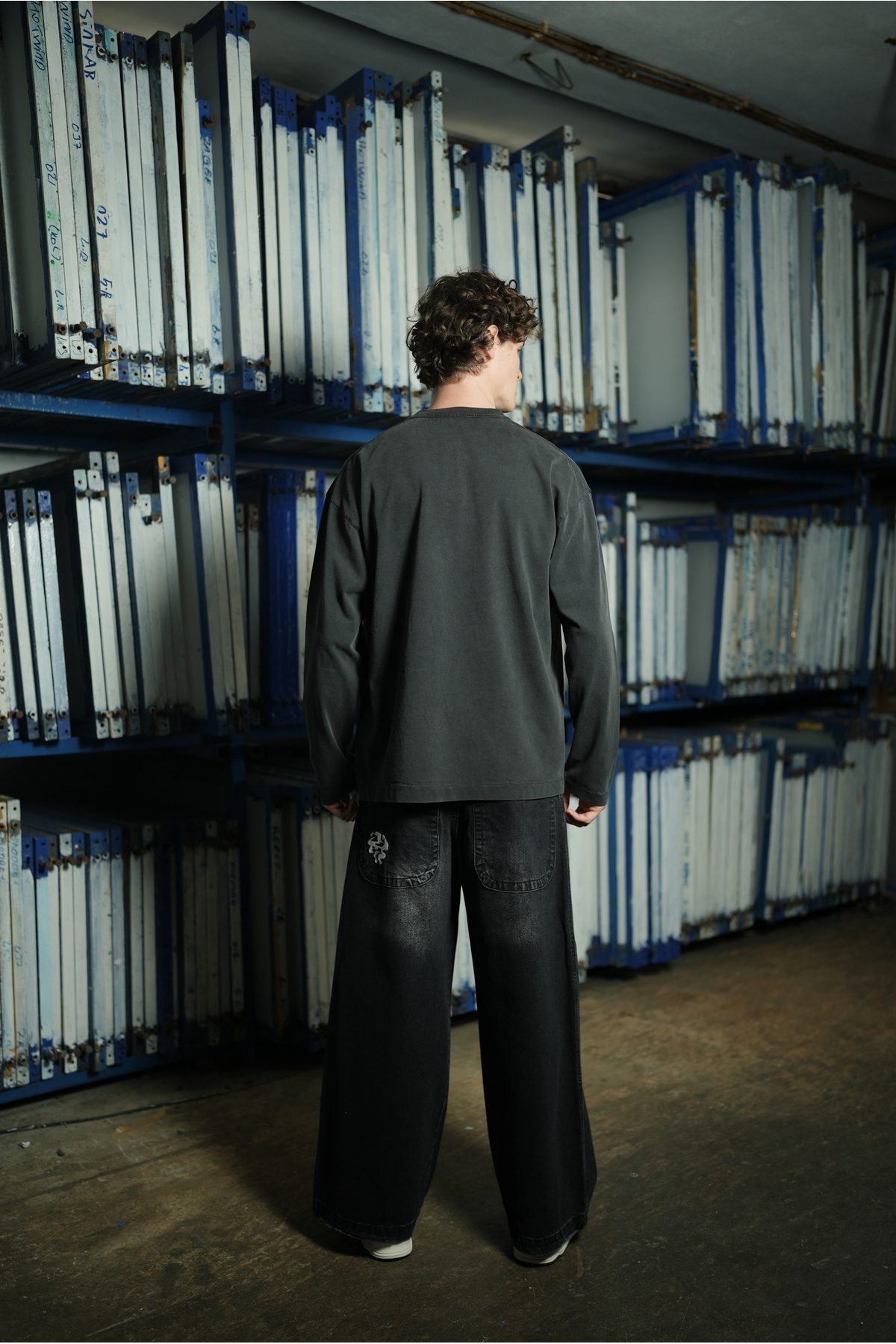 METAL DETAYLI YIKAMALI BASİC OVERSİZE LONGSLEEVE T-SHİRT —  (2)