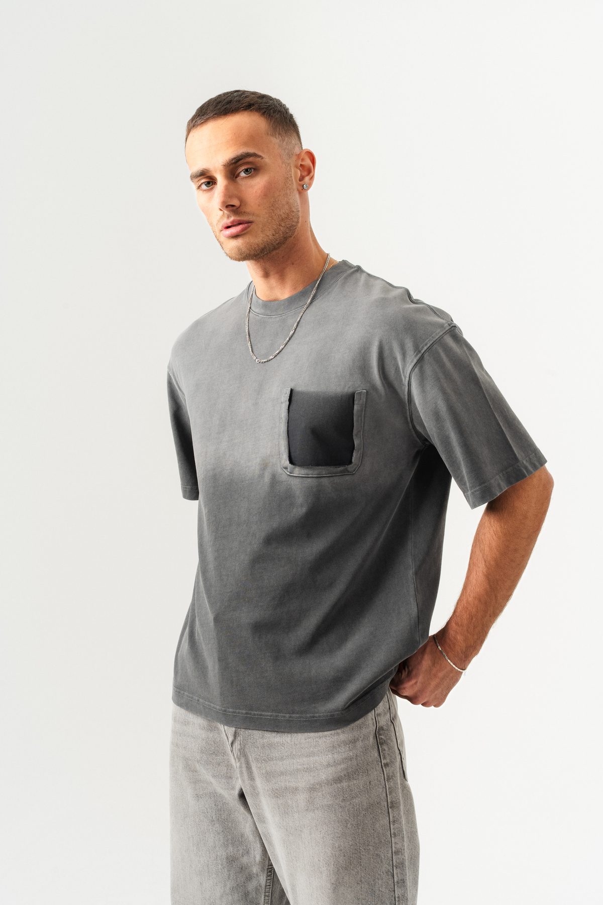 UNISEX CEPLİ-YIKAMALI OVERSİZE TİŞÖRT —  (2)