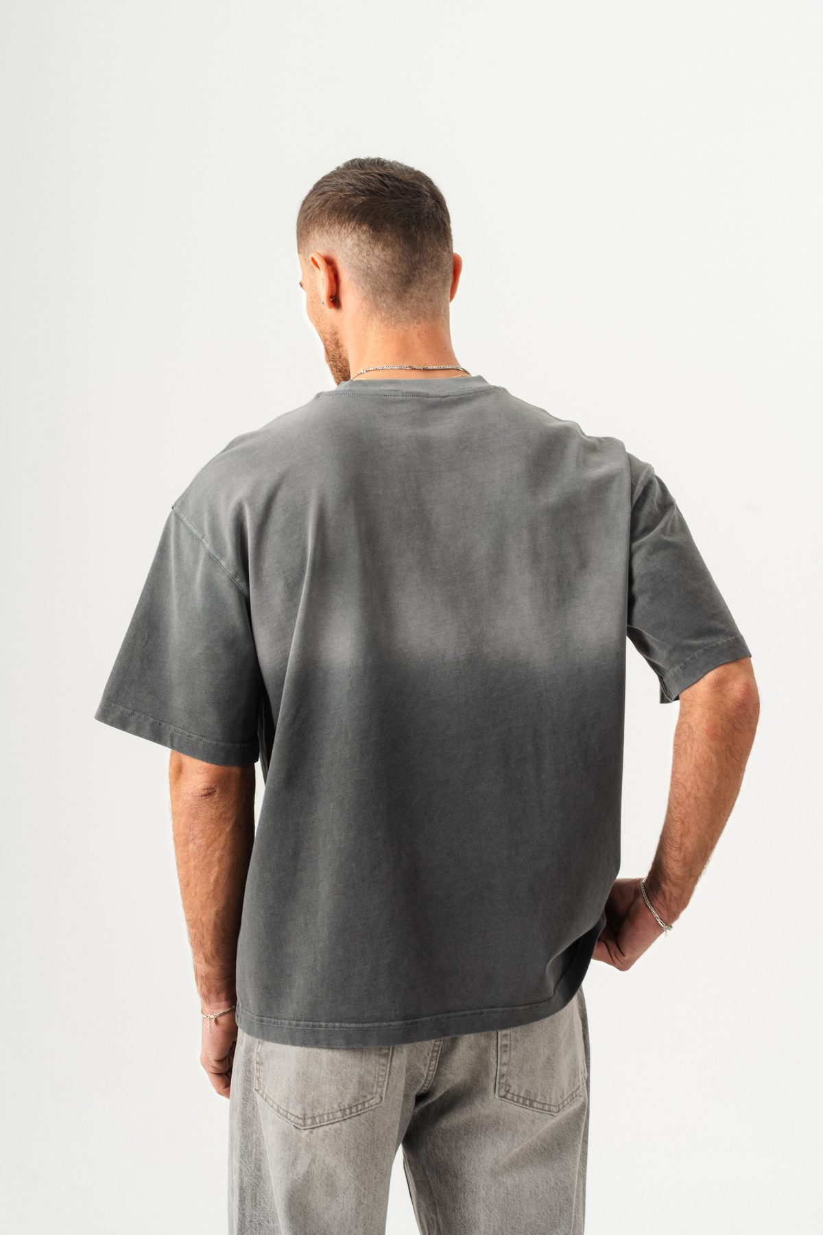 UNISEX CEPLİ-YIKAMALI OVERSİZE TİŞÖRT —  (3)
