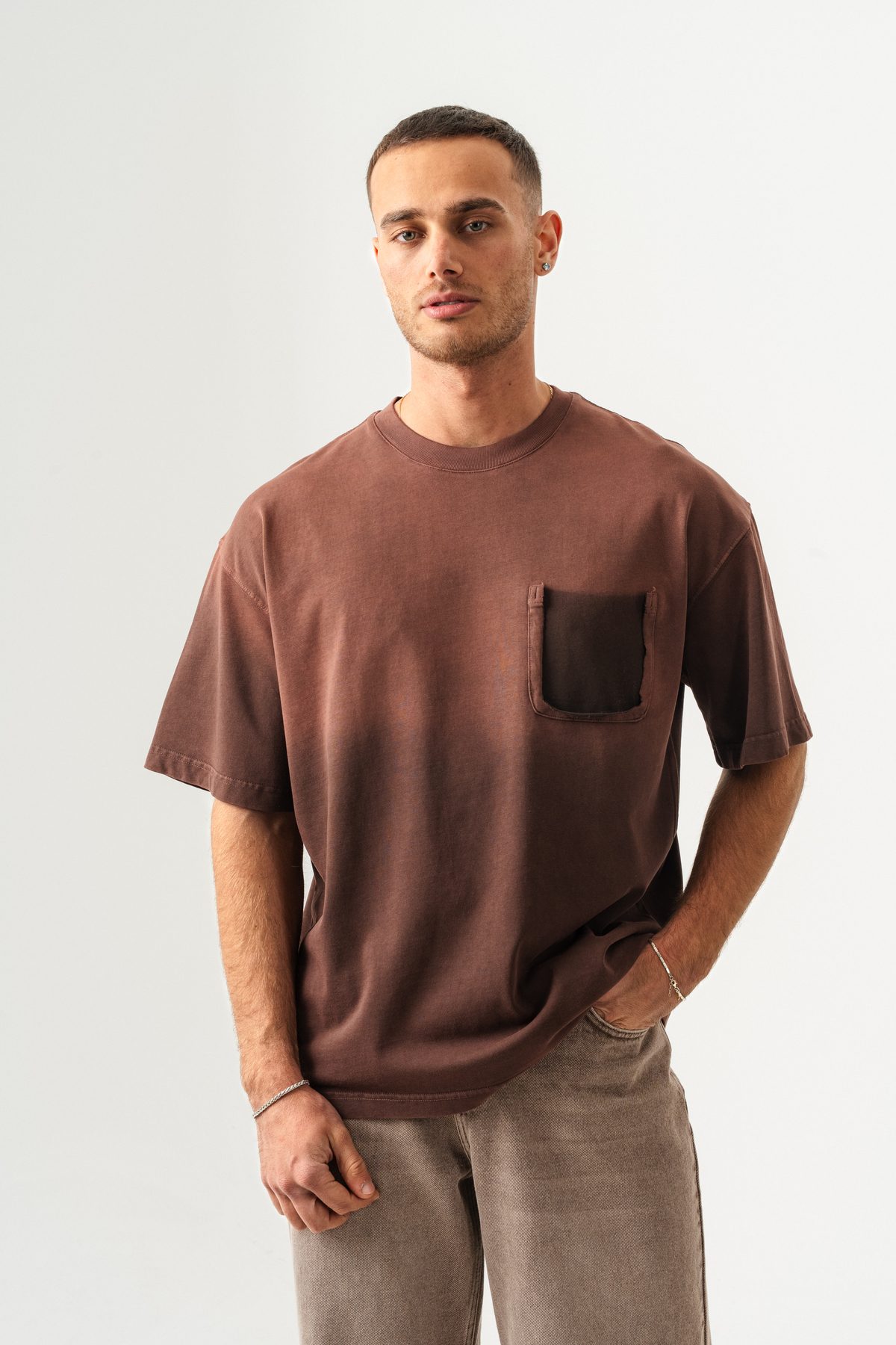 UNISEX CEPLİ-YIKAMALI OVERSİZE TİŞÖRT —  (2)