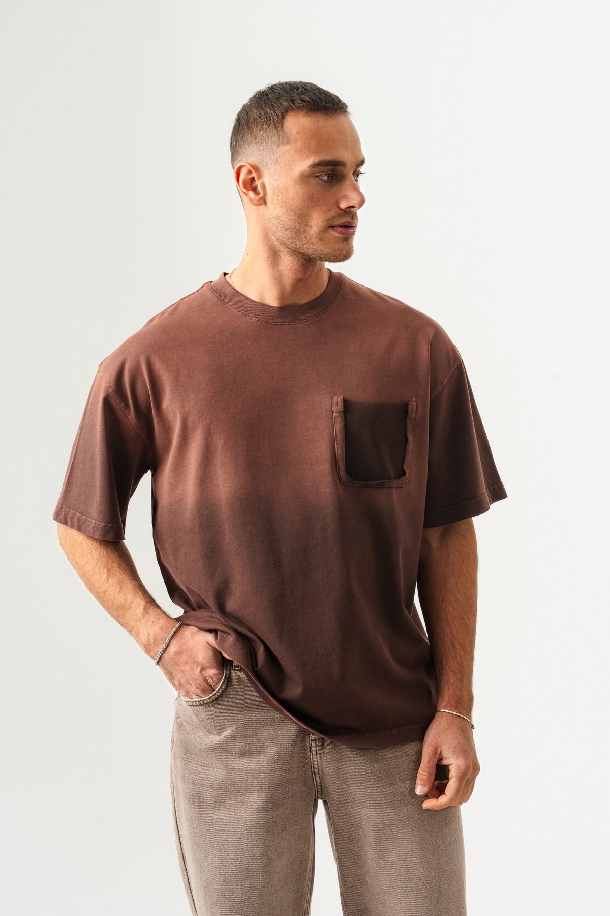 UNISEX CEPLİ-YIKAMALI OVERSİZE TİŞÖRT —  (4)