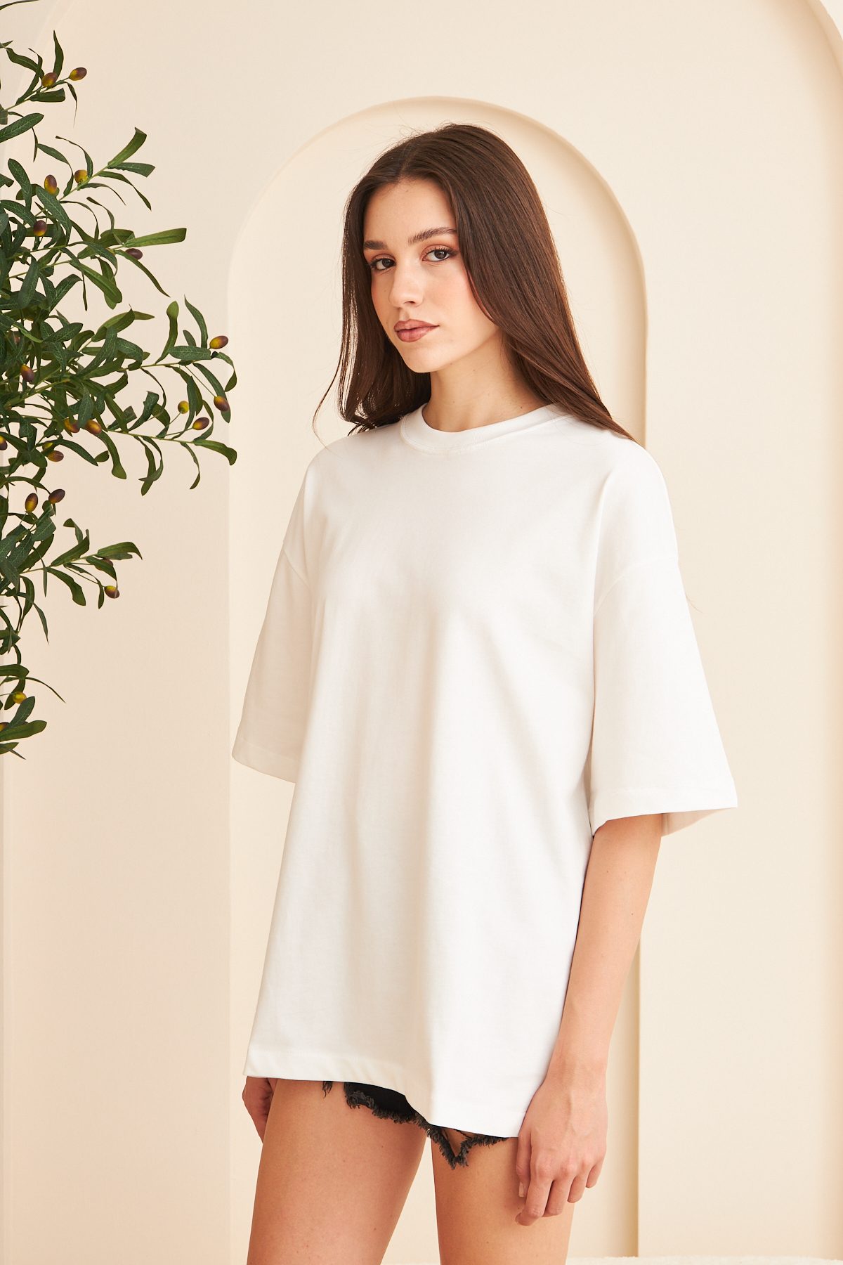 Kadın %100 Pamuk Oversize Kalıp Bisiklet Yaka Basic T-shirt — Beyaz (1)