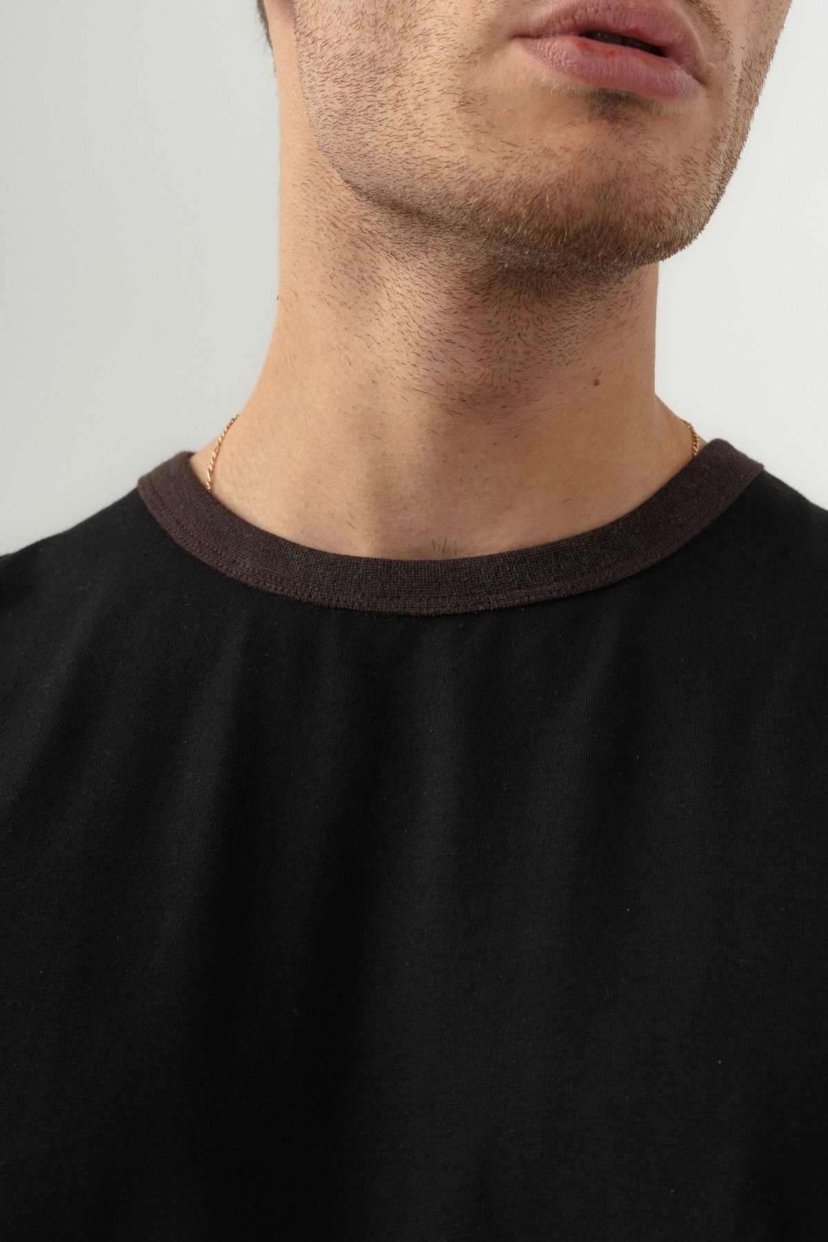 UNISEX YAKA KOL YIKAMA DETAYLI REGULAR FIT BASIC TİŞÖRT — Siyah (5)