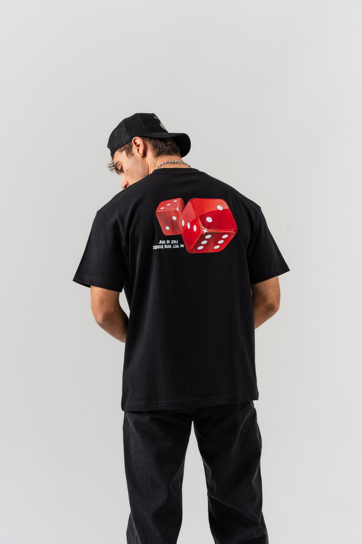 Erkek Siyah Kırmızı Zar Sırt Baskılı Oversize Kalıp Bisiklet Yaka T-shirt — SİYAH (1)