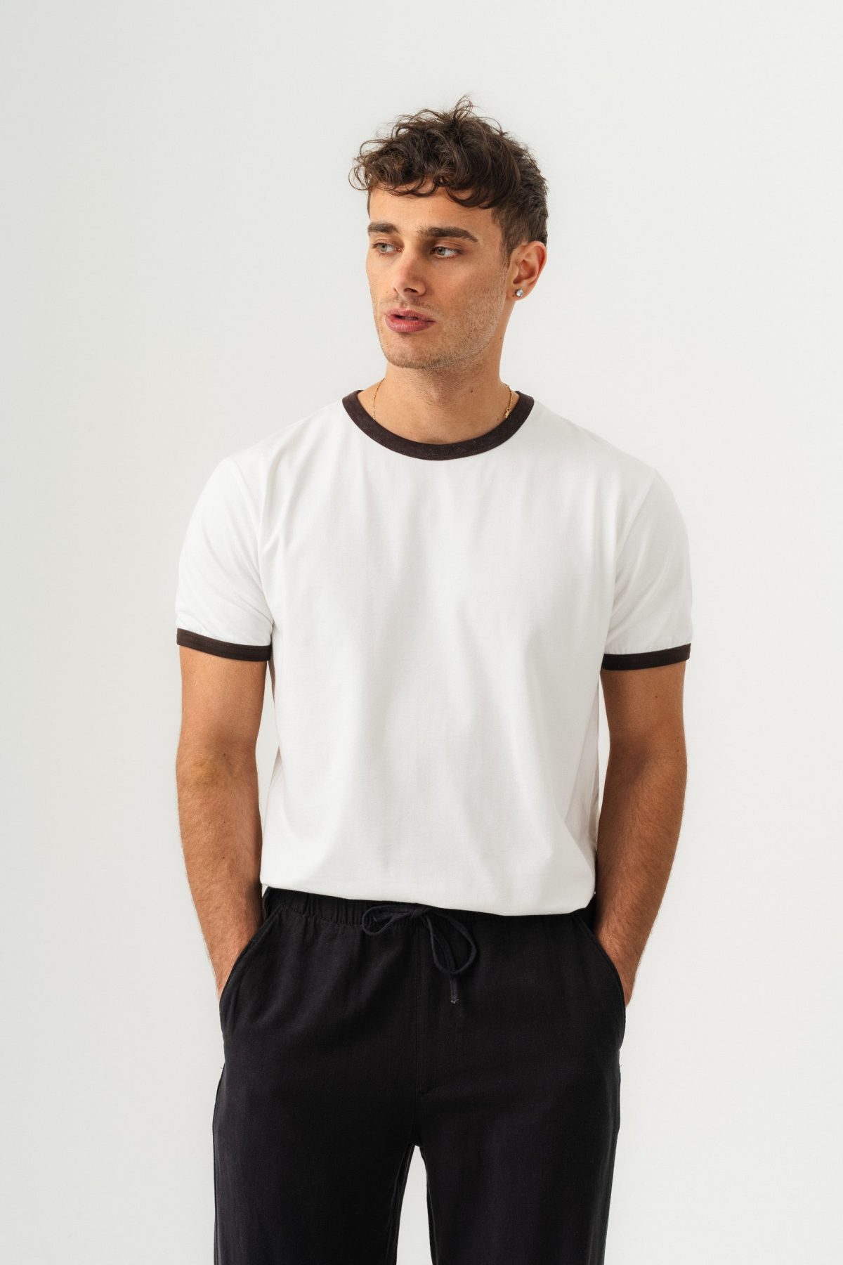 UNISEX YAKA KOL YIKAMA DETAYLI REGULAR FIT BASIC TİŞÖRT BEYAZ-KAHVE —  (1)
