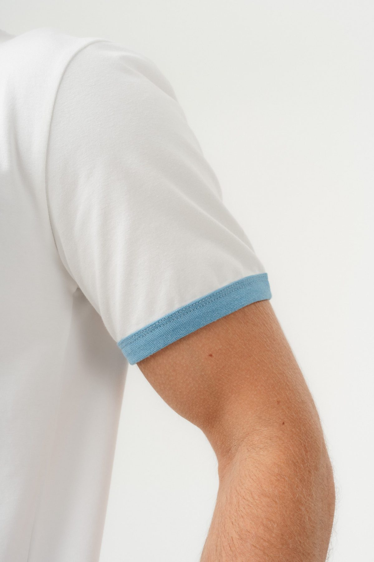 UNISEX YAKA KOL YIKAMA DETAYLI REGULAR FIT BASIC TİŞÖRT BEYAZ MAVİ —  (7)