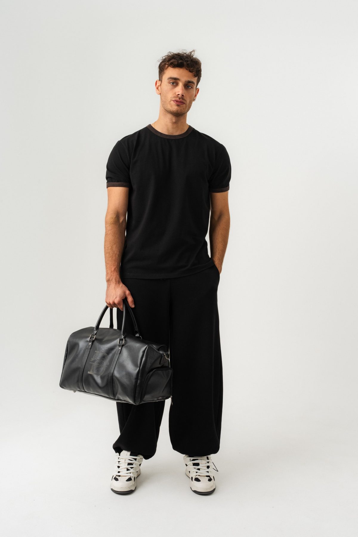 UNISEX YAKA KOL YIKAMA DETAYLI REGULAR FIT BASIC TİŞÖRT SİYAH-KAHVE —  (1)