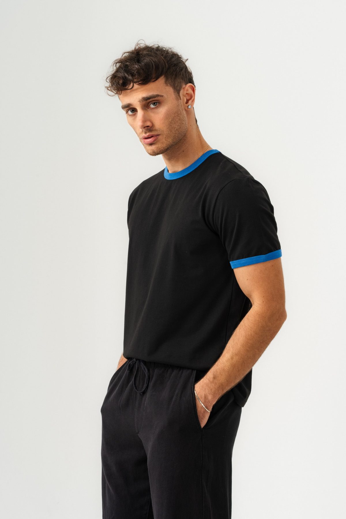 UNISEX YAKA KOL YIKAMA DETAYLI REGULAR FIT BASIC TİŞÖRT SİYAH MAVİ —  (1)