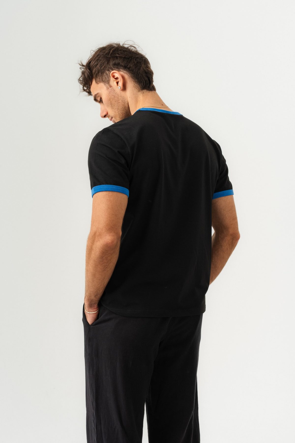 UNISEX YAKA KOL YIKAMA DETAYLI REGULAR FIT BASIC TİŞÖRT SİYAH MAVİ —  (4)