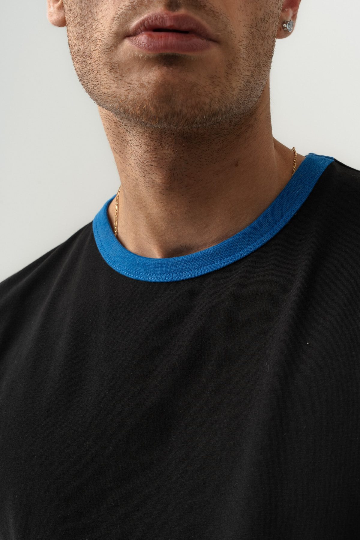 UNISEX YAKA KOL YIKAMA DETAYLI REGULAR FIT BASIC TİŞÖRT SİYAH MAVİ —  (5)